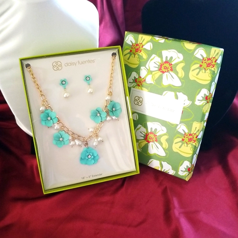 New Daisy Fuentes boxed gift set earrings & necklace set gold pearl aqua flowers